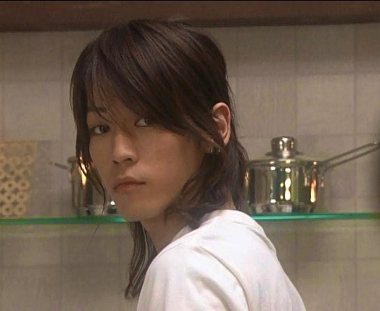 佐藤健、MISAMOの3人と並び立ち“頭1つ分の身長差”に集まる違和感、足元の「すっごい」ブーツに集まる視線