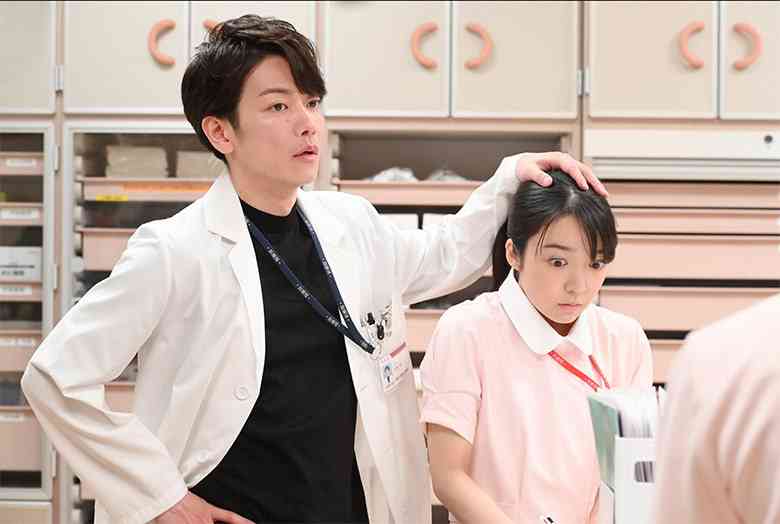 佐藤健、MISAMOの3人と並び立ち“頭1つ分の身長差”に集まる違和感、足元の「すっごい」ブーツに集まる視線