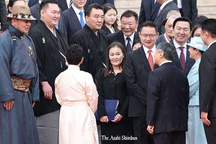 村上宗隆、天皇皇后両陛下退場時の“ガム噛み&腕組み”に批判の声 「誰か教えてあげて」「これはダメ」