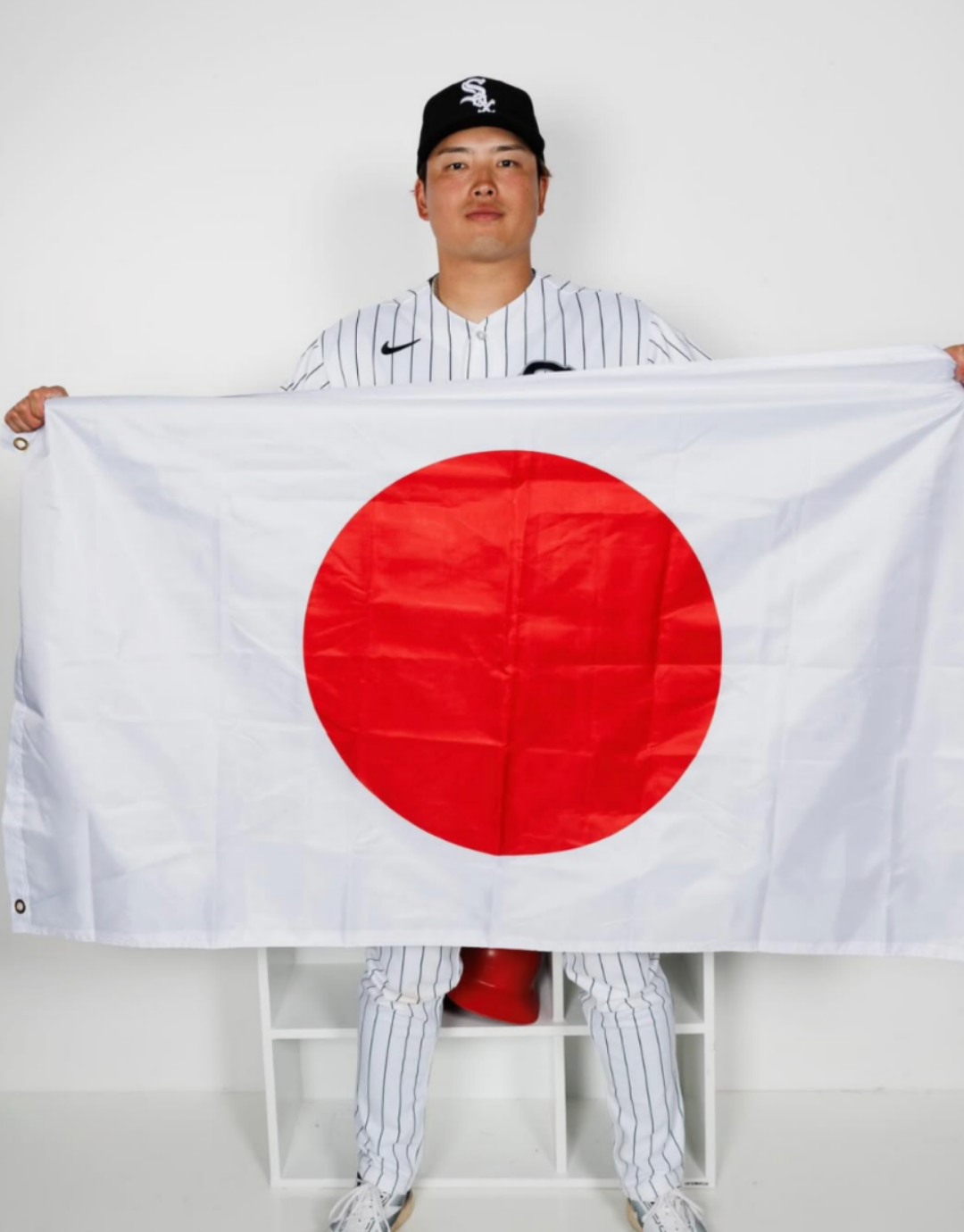 村上宗隆、天皇皇后両陛下退場時の“ガム噛み&腕組み”に批判の声 「誰か教えてあげて」「これはダメ」