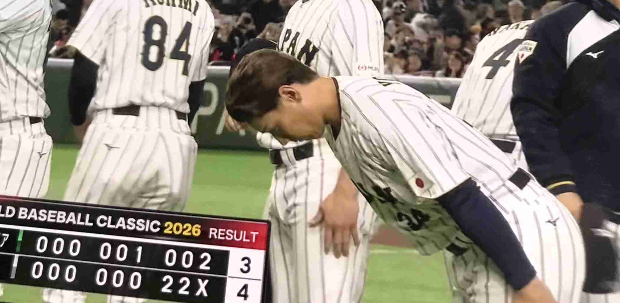 村上宗隆、天皇皇后両陛下退場時の“ガム噛み&腕組み”に批判の声 「誰か教えてあげて」「これはダメ」