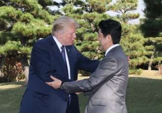 「飛び込む度胸すごい」「恥ずかしい」高市首相　握手も束の間…トランプ大統領への “一目散ハグ姿”に割れる賛否