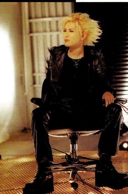 身長180cmを公言のGACKT、174cm公言のひろゆきと身長差“ほぼなし”でネットざわつき…イベントでの写真が話題