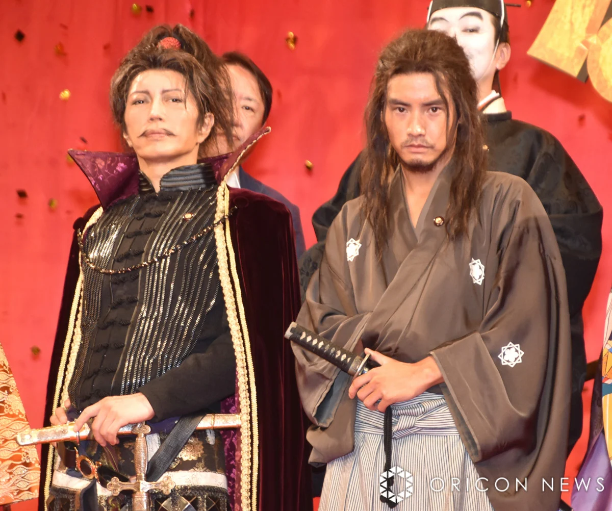 身長180cmを公言のGACKT、174cm公言のひろゆきと身長差“ほぼなし”でネットざわつき…イベントでの写真が話題