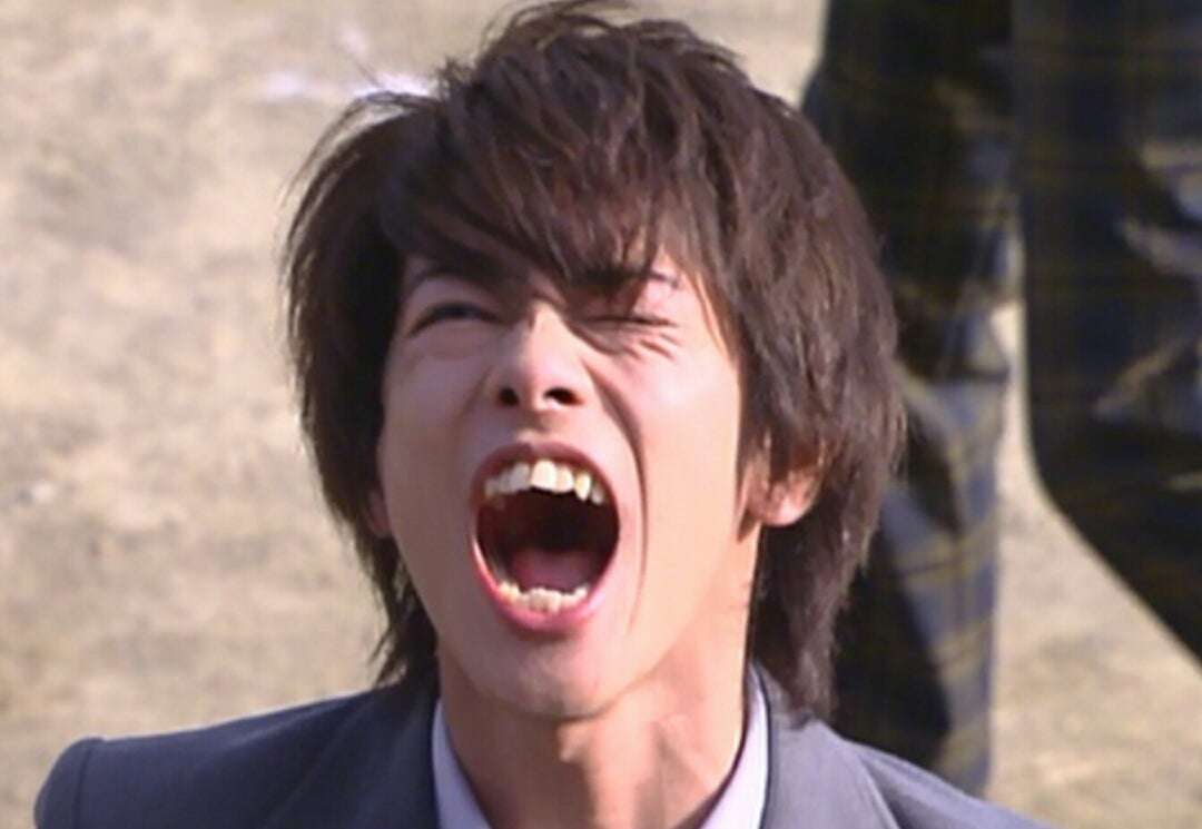 佐藤健、デビュー20周年記念ファンミ開催 ミスチル歌唱・TENBLANK「永遠前夜」弾き語り…客席のファンと交流も