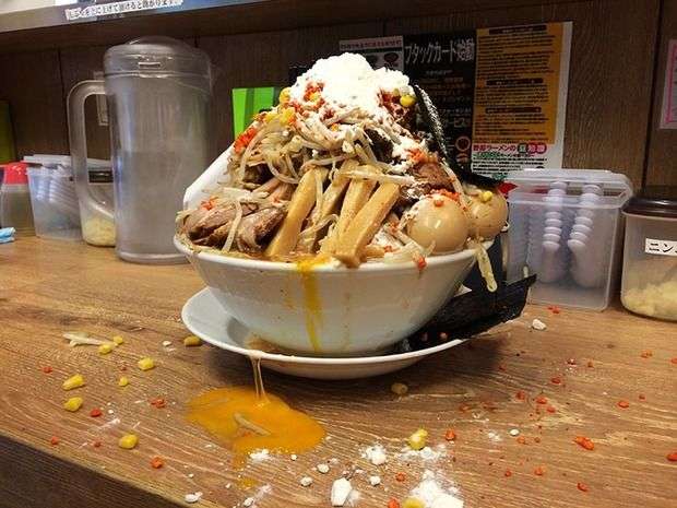 〈ラーメン二郎・寸胴ドンブリ事件炎上〉「丼は食後にテーブルからカウンターに置くべきか?」で大論争、通算5555杯食べたジロリアンは「テーブル拭くまでが完食です」