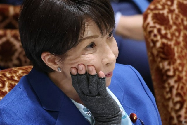 高市首相、YOSHIKIのブランケット愛用姿が中継に…木村拓哉、櫻井翔ファンも判明し芸能人に求められる“政治との距離”