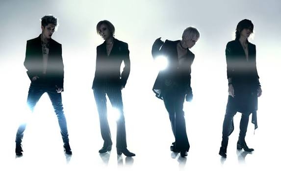 高市首相、YOSHIKIのブランケット愛用姿が中継に…木村拓哉、櫻井翔ファンも判明し芸能人に求められる“政治との距離”