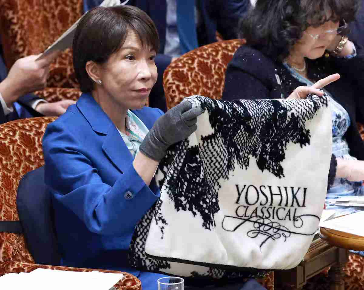 高市首相、YOSHIKIのブランケット愛用姿が中継に…木村拓哉、櫻井翔ファンも判明し芸能人に求められる“政治との距離”