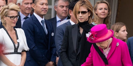 高市首相、YOSHIKIのブランケット愛用姿が中継に…木村拓哉、櫻井翔ファンも判明し芸能人に求められる“政治との距離”