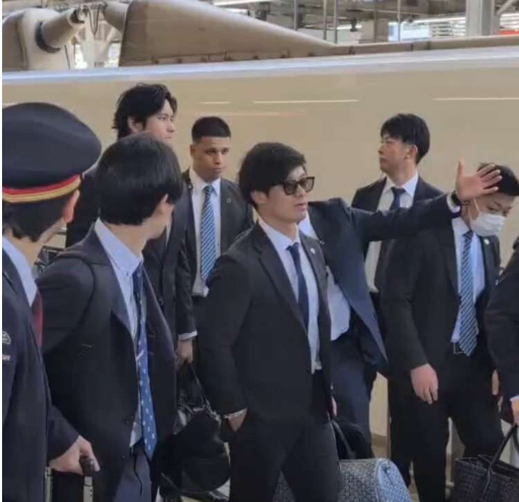 大谷翔平が新幹線で大阪移動　侍ジャパン公式の濃紺スーツ姿で登場　名古屋駅にファン約300人が殺到で大パニック　警察出動で「絶対に押さないで！」と怒号