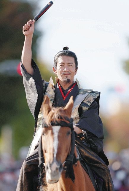 大谷翔平が新幹線で大阪移動　侍ジャパン公式の濃紺スーツ姿で登場　名古屋駅にファン約300人が殺到で大パニック　警察出動で「絶対に押さないで！」と怒号