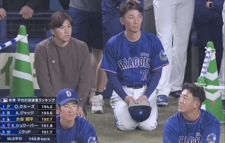 大谷翔平が新幹線で大阪移動　侍ジャパン公式の濃紺スーツ姿で登場　名古屋駅にファン約300人が殺到で大パニック　警察出動で「絶対に押さないで！」と怒号