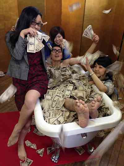 年収300万前後で貯金頑張っている人に聞きたい
