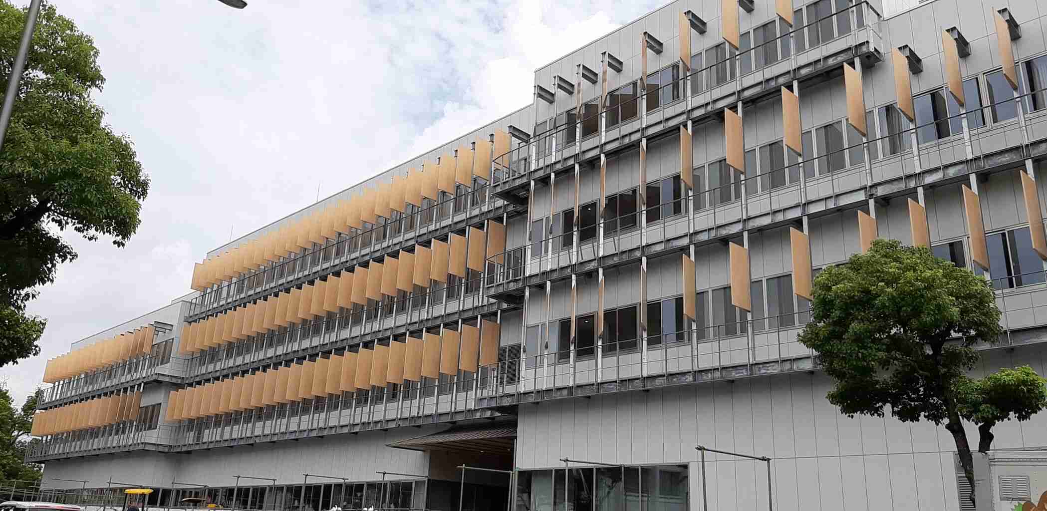 木材の腐食進んだ隈研吾氏設計の美術館、付け替えは耐用年数短く高額で断念…「木目調加工」アルミに刷新