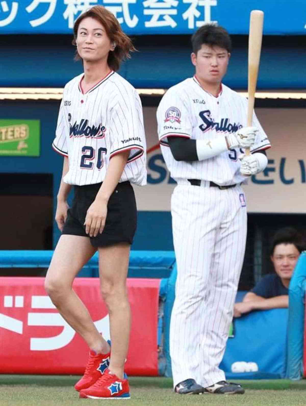 「村上宗隆」が天皇ご一家に“不敬ポーズ”の本当の理由　「ヤクルト時代から不振に陥ると…」