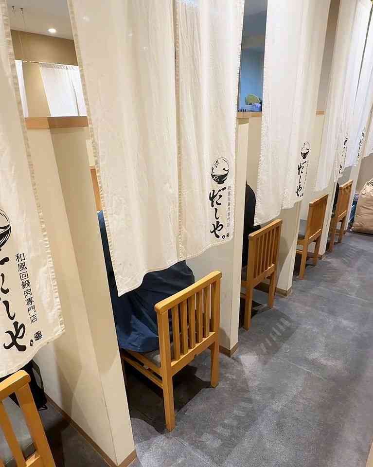 おひとりさま外食　6年間で約10倍に拡大　仕切り付きのカウンター席に改装する店も