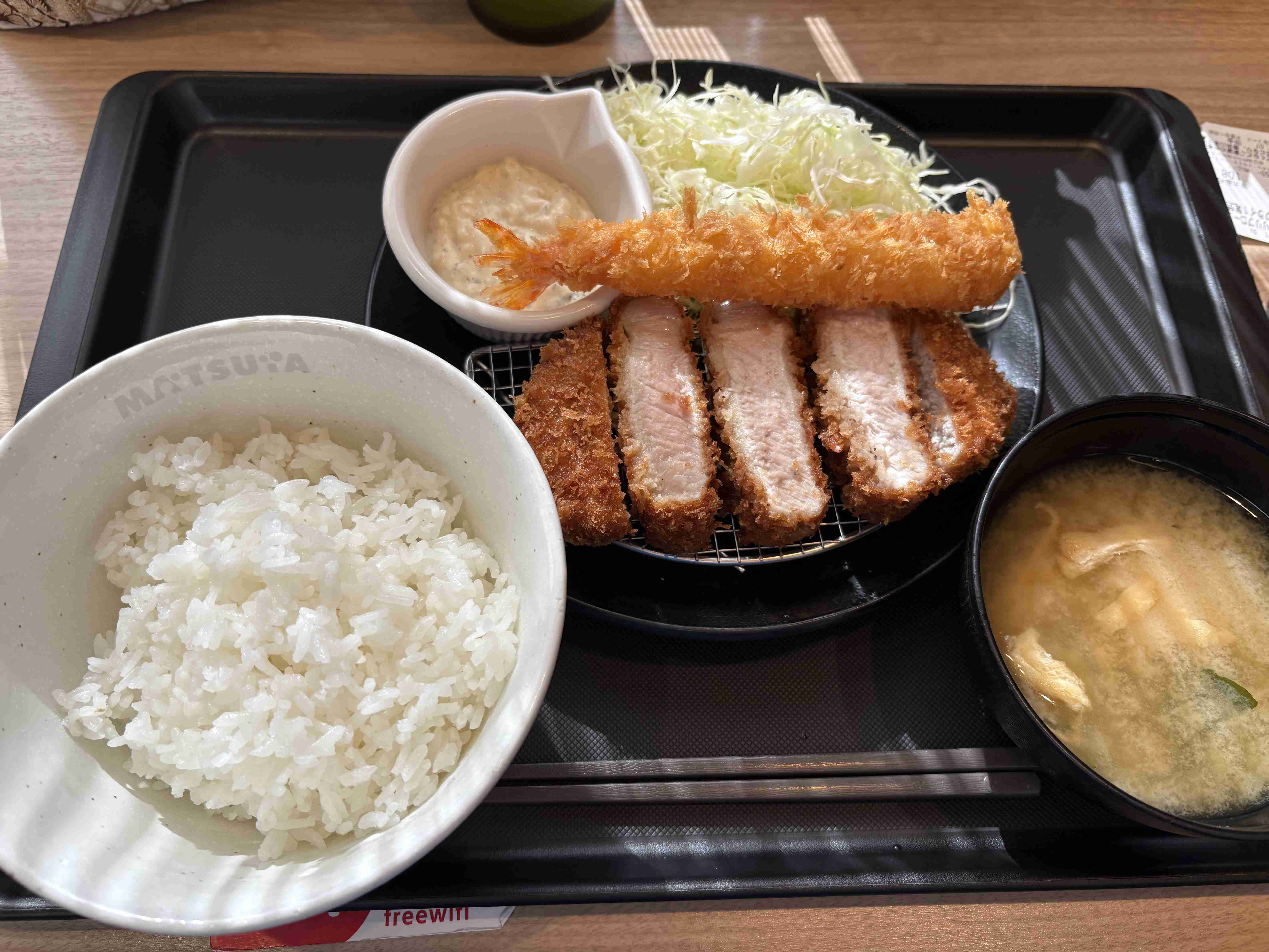 都内1000万カツカツじゃない人いますか?