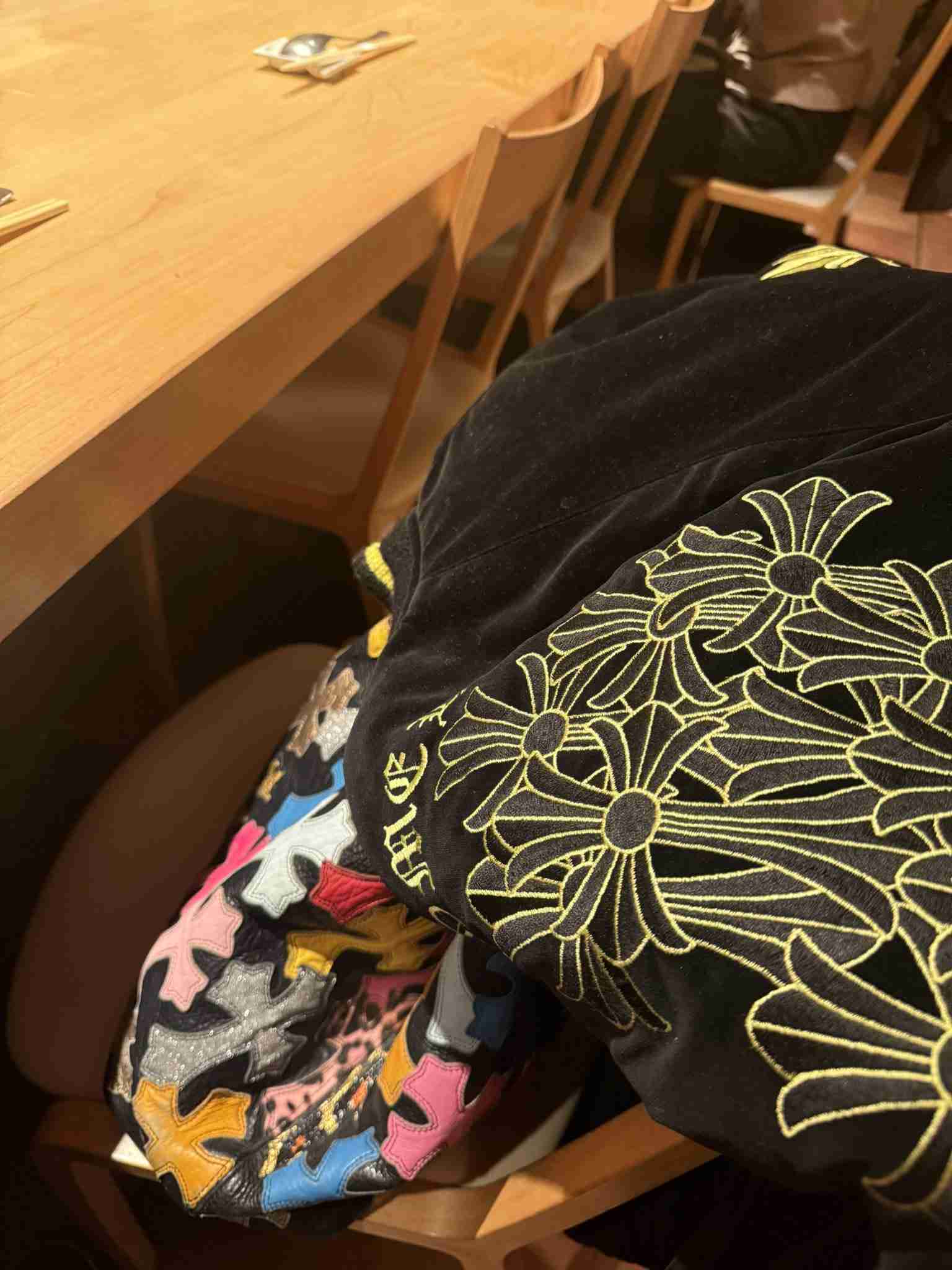 飲食店で隣席にカバン→店員からの一言に「どっちが正解？」　呼びかけにSNS紛糾「人としてマナーじゃね？」