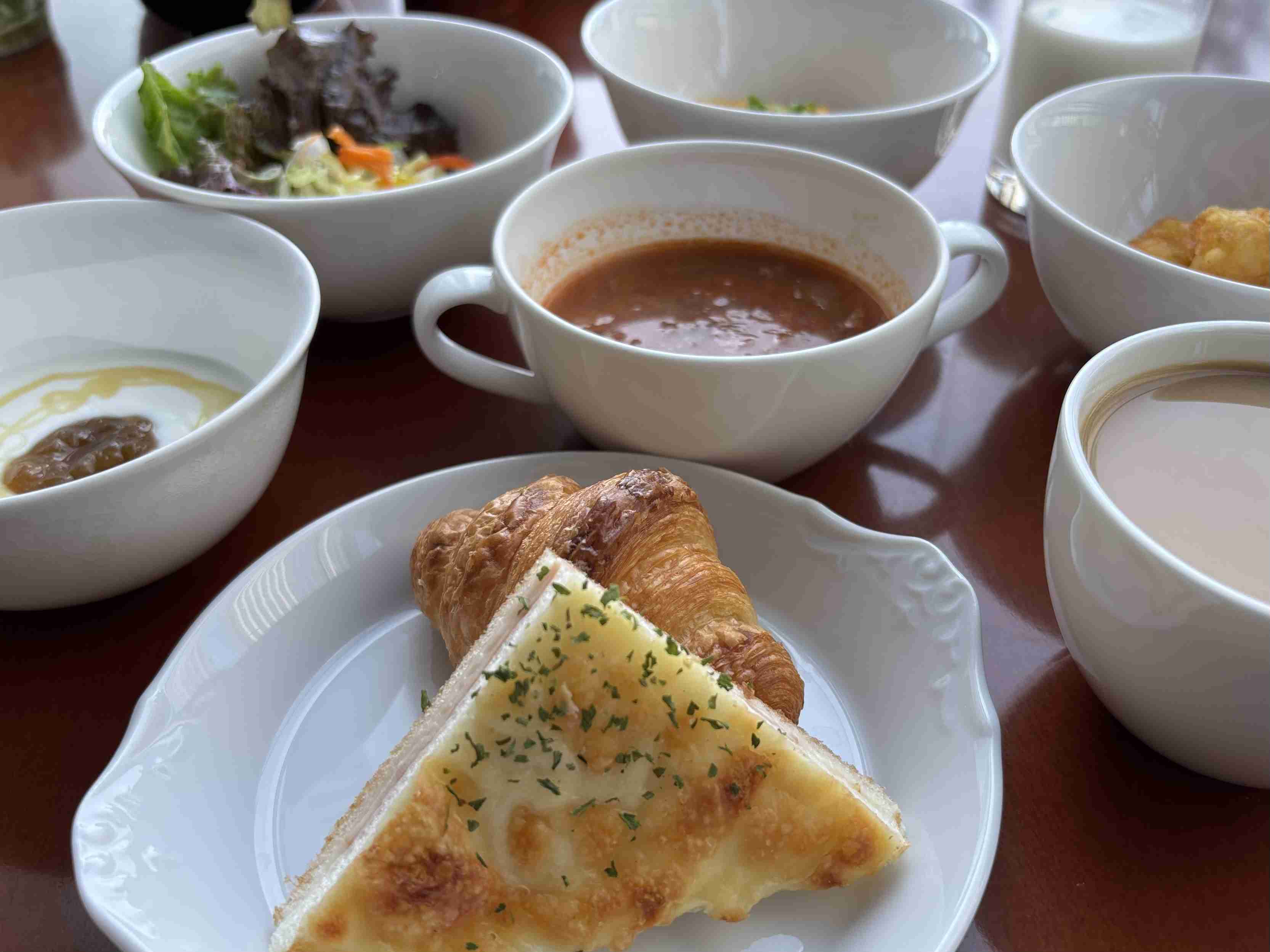 SNSでホテルの朝食の必要性が話題 「食べない方がお得」「旅行ならではの贅沢」など様々な意見が