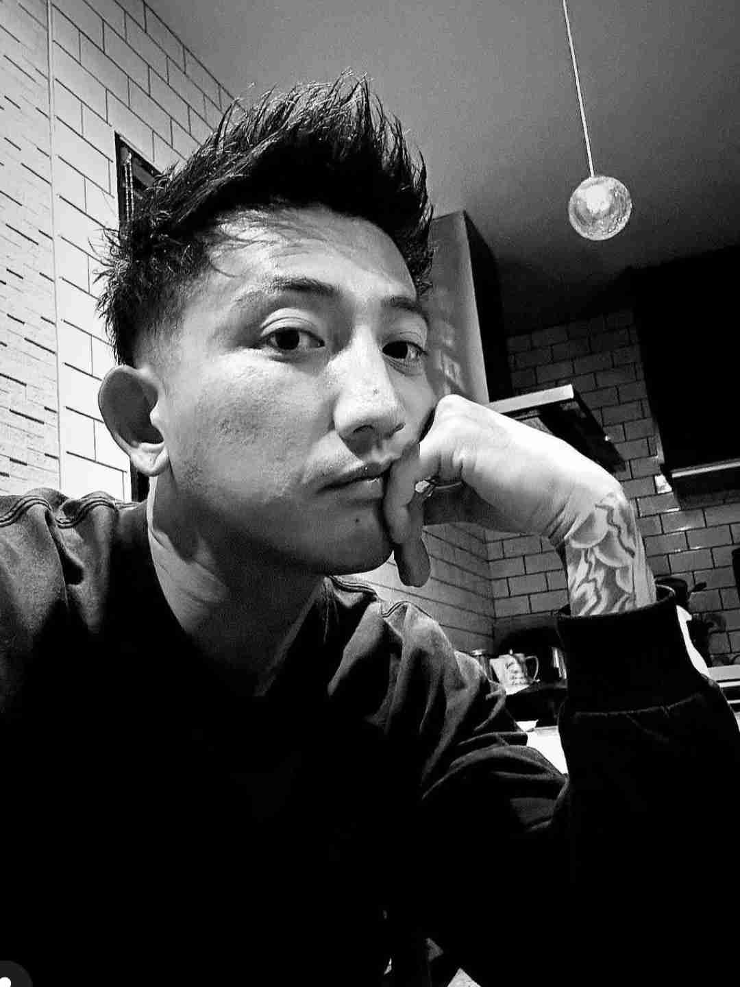 イケメンの画像だけで1000コメントを目指すトピ
