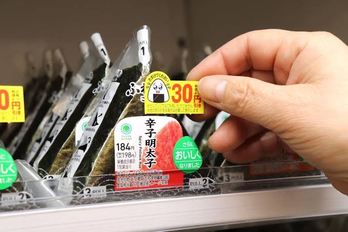 セブン-イレブンの“おにぎり100円セール”で「具がほとんどない」Xで話題　真相は? 人気おにぎり4種を割って中身を検証してみた