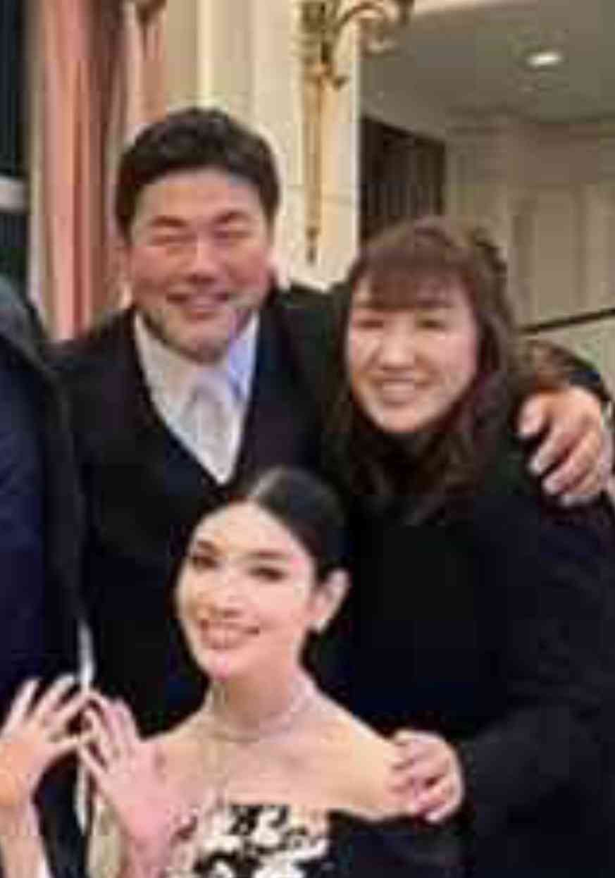 アンミカ、ハイヒール・モモコの息子の結婚式で「肩全開」着物ドレス披露…有名人ゲスト続々参加の“主役食い”ぶり