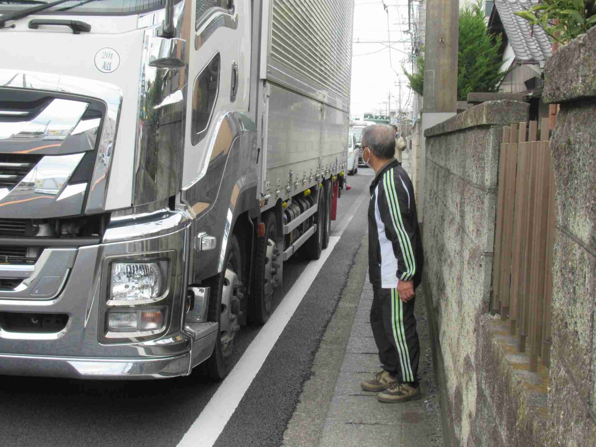 「道路の端を走らない自転車も規制しないと大渋滞…」43歳芸人“自転車追い抜き新制度”に苦言