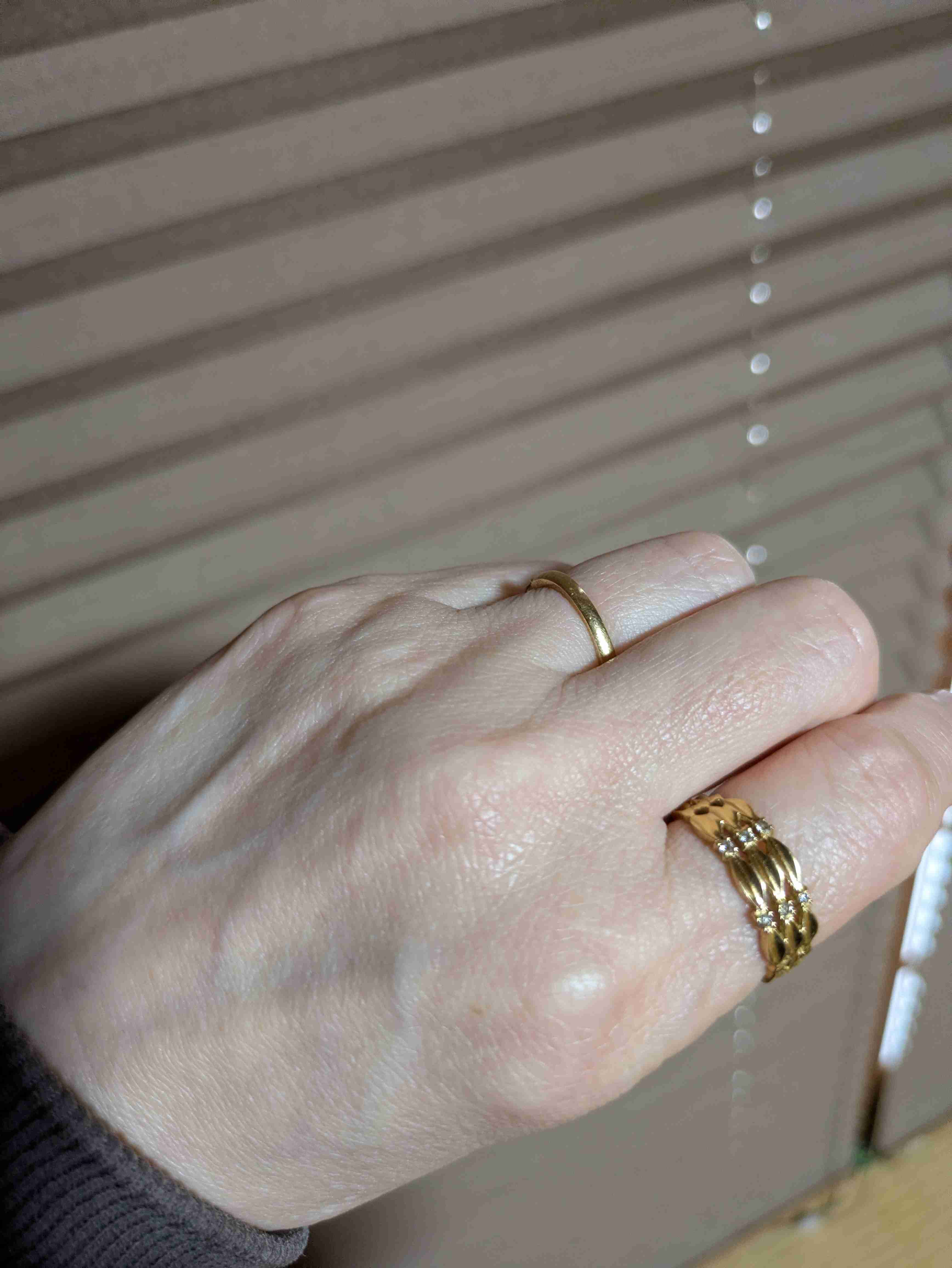 結婚指輪の他にも指輪をつけるならどの指につけますか?