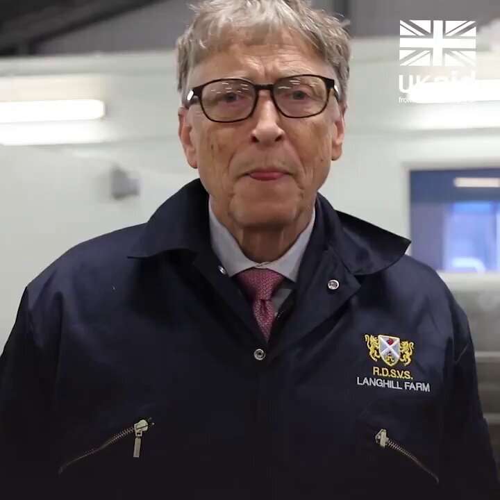 《ミニスカ女性の横で笑顔のビル・ゲイツ氏》エプスタインファイルめぐり「2人のロシア人女性と不倫」認める【離婚した元妻に“性病隠蔽”疑惑も】 