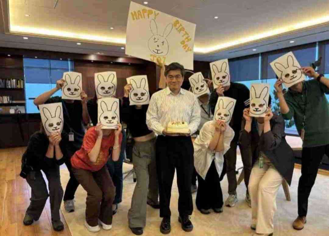 《ミニスカ女性の横で笑顔のビル・ゲイツ氏》エプスタインファイルめぐり「2人のロシア人女性と不倫」認める【離婚した元妻に“性病隠蔽”疑惑も】 