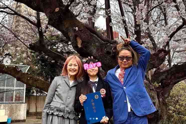 松嶋尚美、12歳長女&夫・TOCCOと親子3ショット 長女の小学校卒業を報告「最高のfamily」「成長が見れて嬉しいです!!」