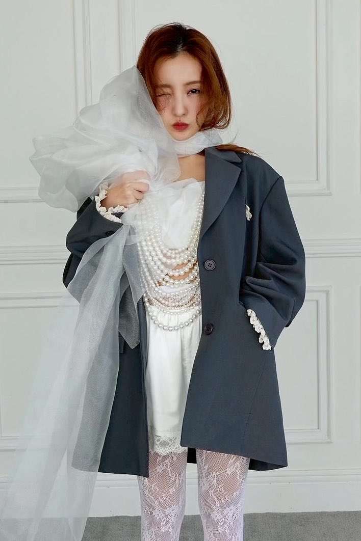 板野友美、1泊100万円超「豪遊社員旅行」で30万円バレンシアガ贈呈も年俸減の夫に同情集まる