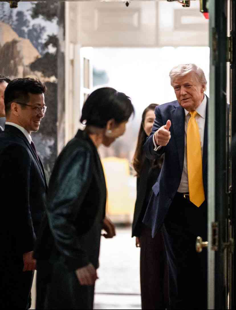 「流石にドン引き」高市首相 バイデン前大統領“揶揄”したホワイトハウス展示物に指さして笑顔…トランプ氏への“同調”ムーブが物議
