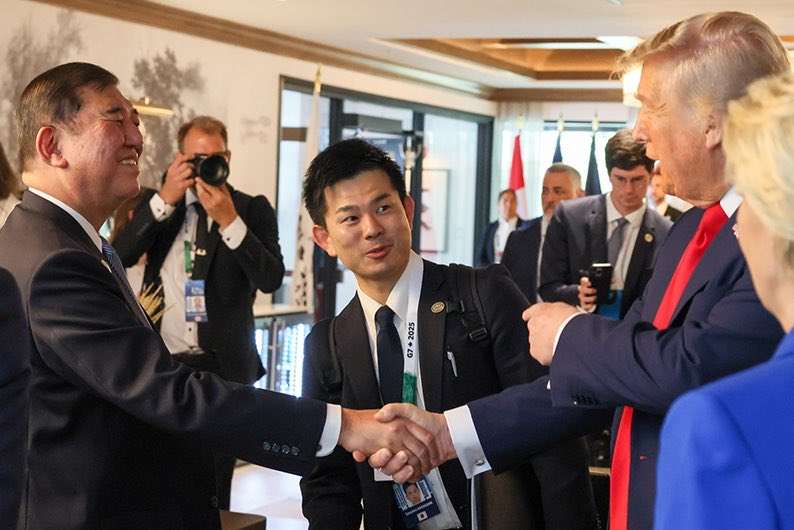 「流石にドン引き」高市首相 バイデン前大統領“揶揄”したホワイトハウス展示物に指さして笑顔…トランプ氏への“同調”ムーブが物議
