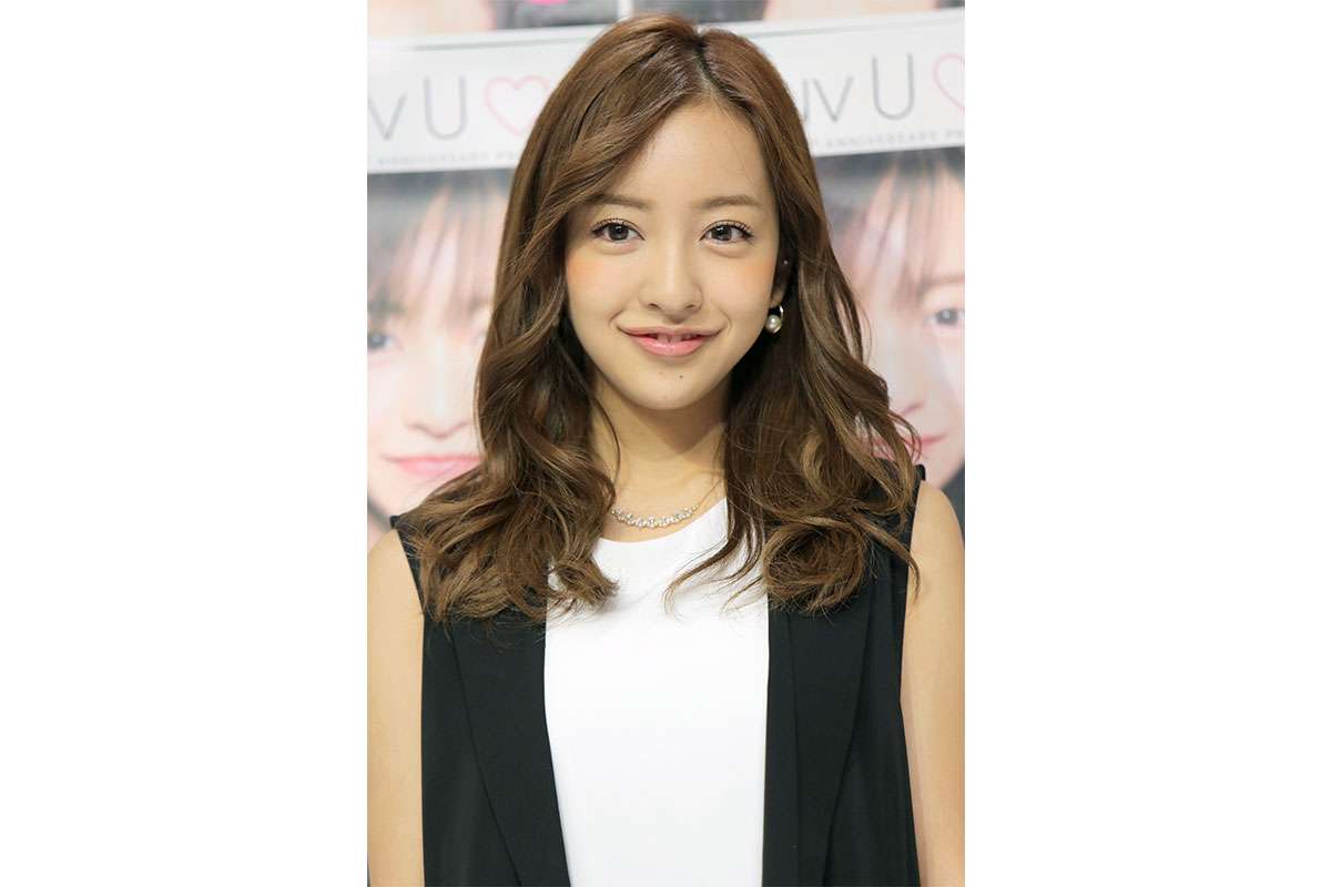 板野友美（34）の“激怒指導”が物議…！「中身がない」プロデュースするアイドルへの“感情論”指摘にちゃんみなと比較する声