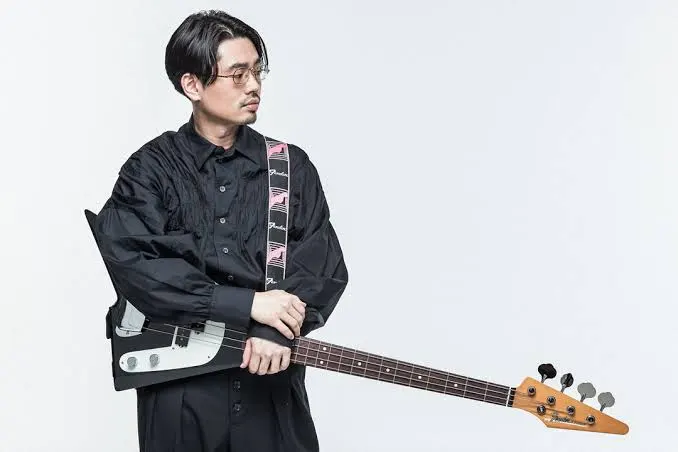 バンドのボーカル以外のメンバーの画像を貼って、バンド名が分かったら答えるトピPart2