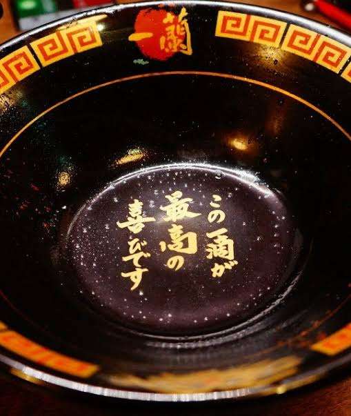 「味噌汁は具だけ食べるものだと思ってて、汁をジャーっと捨てたら彼女とギクシャクして振られた」「ラーメンと同じスタンスでは？今でも納得できない」という投稿にツッコミ集中