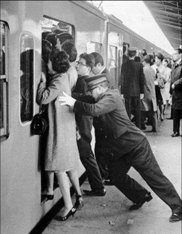 新卒が「週5の満員電車がツラい」と約2週間で退職！ 混雑率は「東京圏139％」「大阪圏116％」…経済損失は“年間3000億円”以上でも、会社員なら我慢すべき!? 混雑率の定義も確認