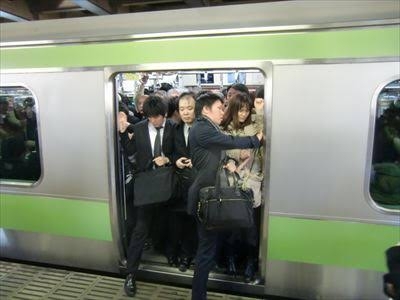 新卒が「週5の満員電車がツラい」と約2週間で退職！ 混雑率は「東京圏139％」「大阪圏116％」…経済損失は“年間3000億円”以上でも、会社員なら我慢すべき!? 混雑率の定義も確認