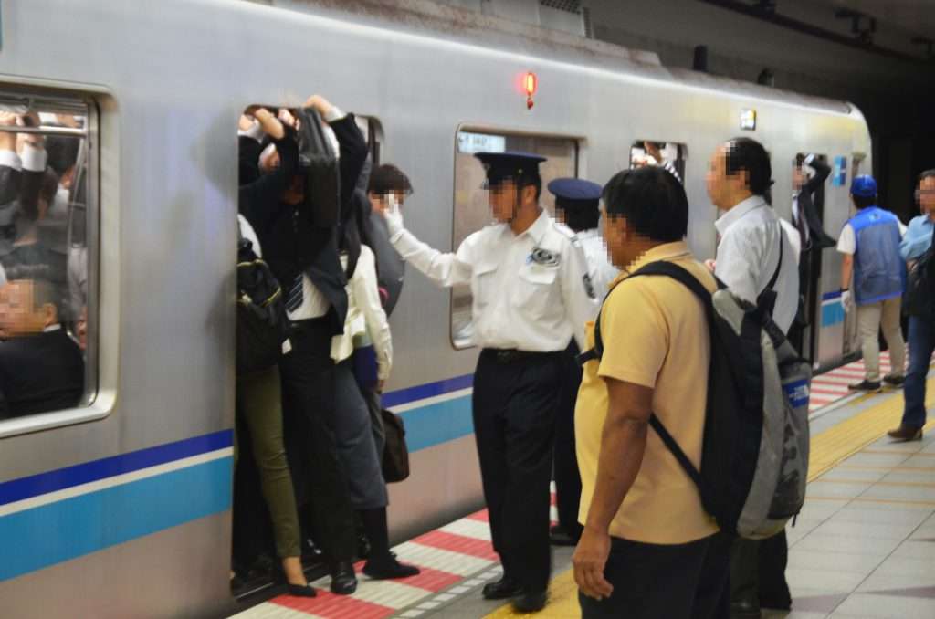 新卒が「週5の満員電車がツラい」と約2週間で退職！ 混雑率は「東京圏139％」「大阪圏116％」…経済損失は“年間3000億円”以上でも、会社員なら我慢すべき!? 混雑率の定義も確認