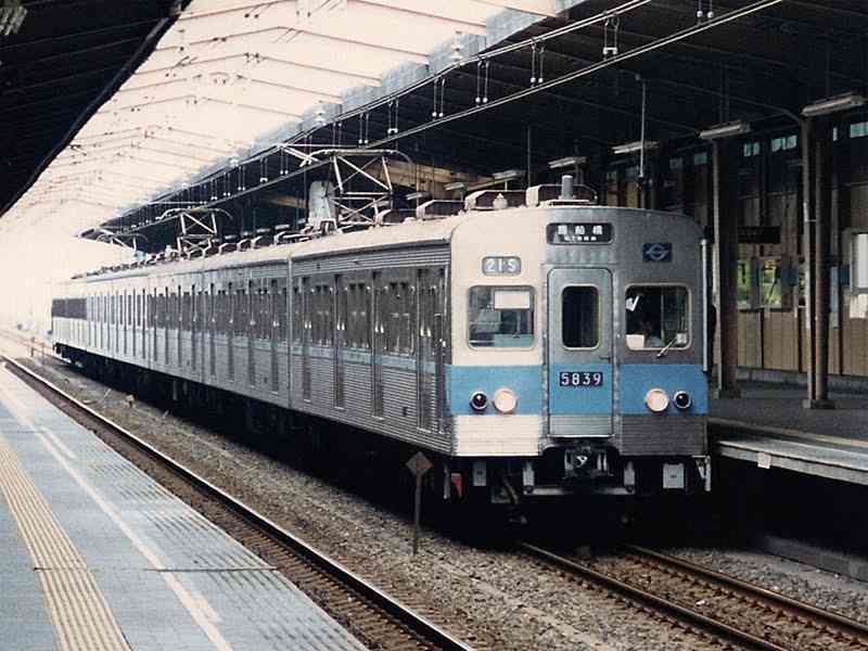 新卒が「週5の満員電車がツラい」と約2週間で退職！ 混雑率は「東京圏139％」「大阪圏116％」…経済損失は“年間3000億円”以上でも、会社員なら我慢すべき!? 混雑率の定義も確認