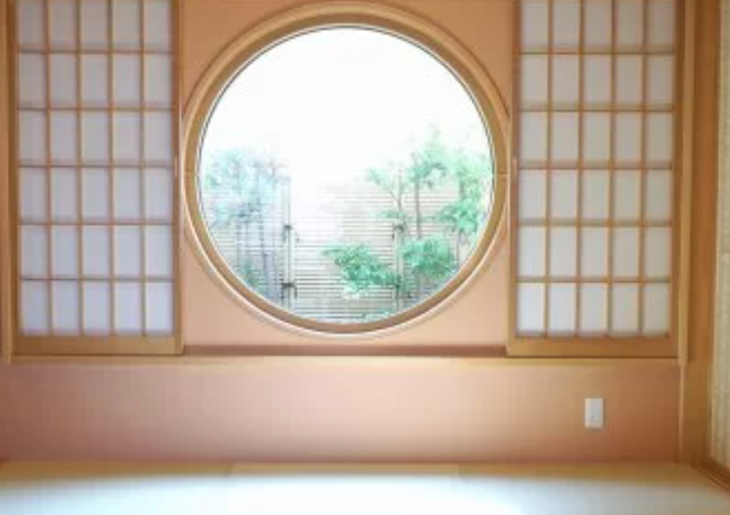 「服しか目に入らない件」梨花、衝撃〝むき出し衣装〟に騒然「これで外行けるか？」「本屋で二度見した」「これは…」