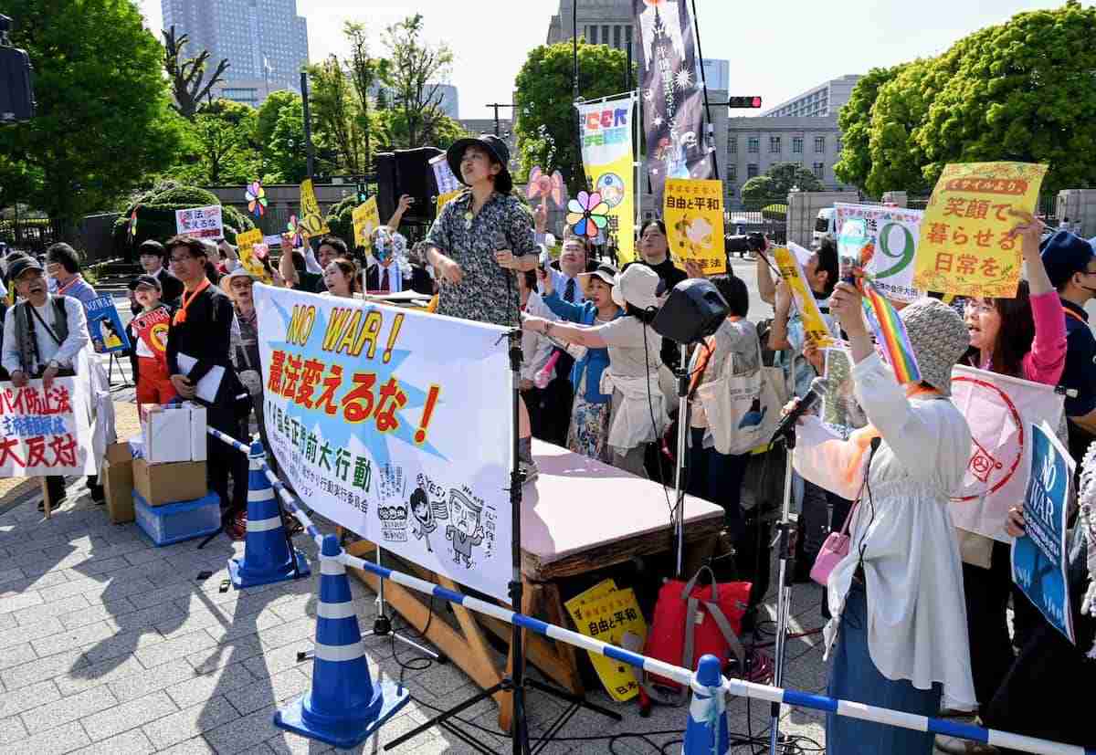 〈反高市デモ・ルポ〉「オタクは政治の話をするなって言われ腹が立った」高市首相を“昭和のヤンキー”と怒る女性らが謎すぎる架空団体のノボリを掲げて参加した理由