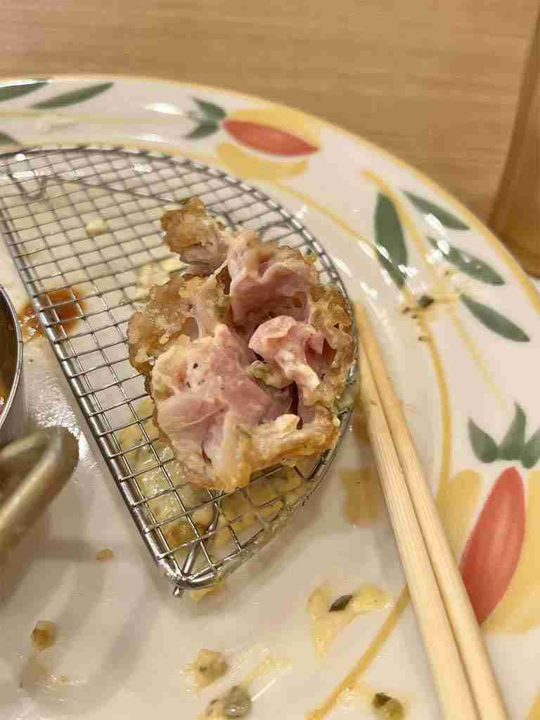 「中が完全に生…」チキン南蛮を食べた女性が悲鳴　店の“100円デザートで手打ち”対応に憤り