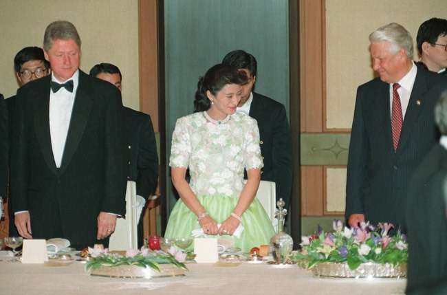 天皇皇后両陛下とマクロン大統領夫妻が懇談　フランスで人気の漫画や日本で人気の仏文学が話題に　通訳交えず4人だけで昼食も