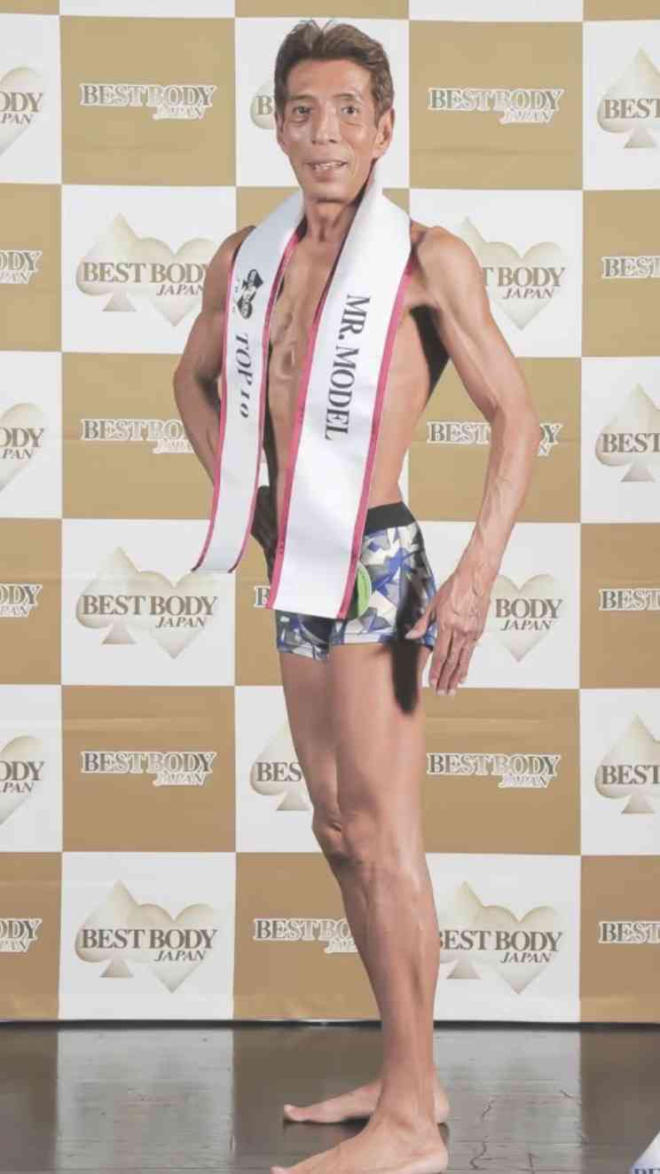 「この肉体。なかなか真似できません」ゴージャス松野〝64歳の驚異の肉体〟に「相当な努力の賜物ですね」
