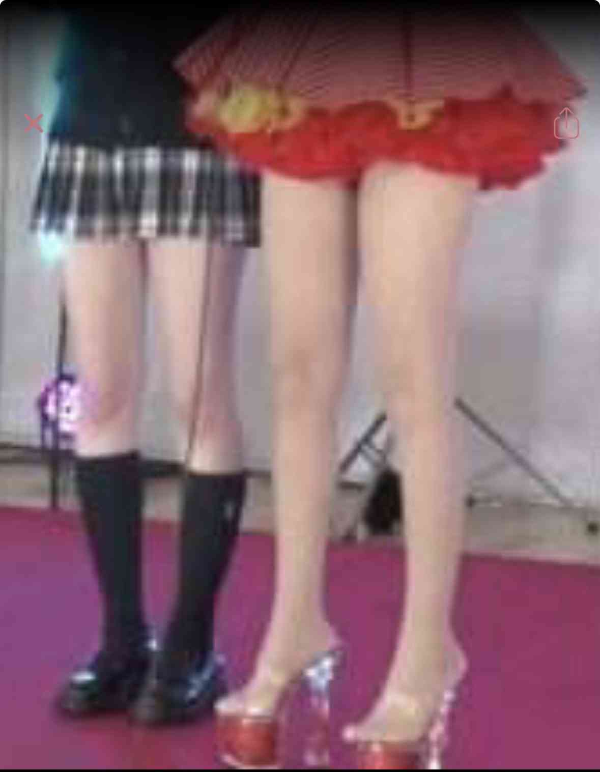 「この脚の綺麗さは異常」NiziUと並んだ56歳にネット驚愕「スタイル良すぎ」「関西の誇り」