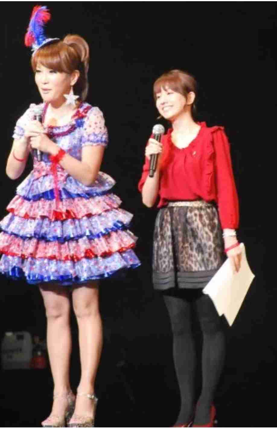 「この脚の綺麗さは異常」NiziUと並んだ56歳にネット驚愕「スタイル良すぎ」「関西の誇り」