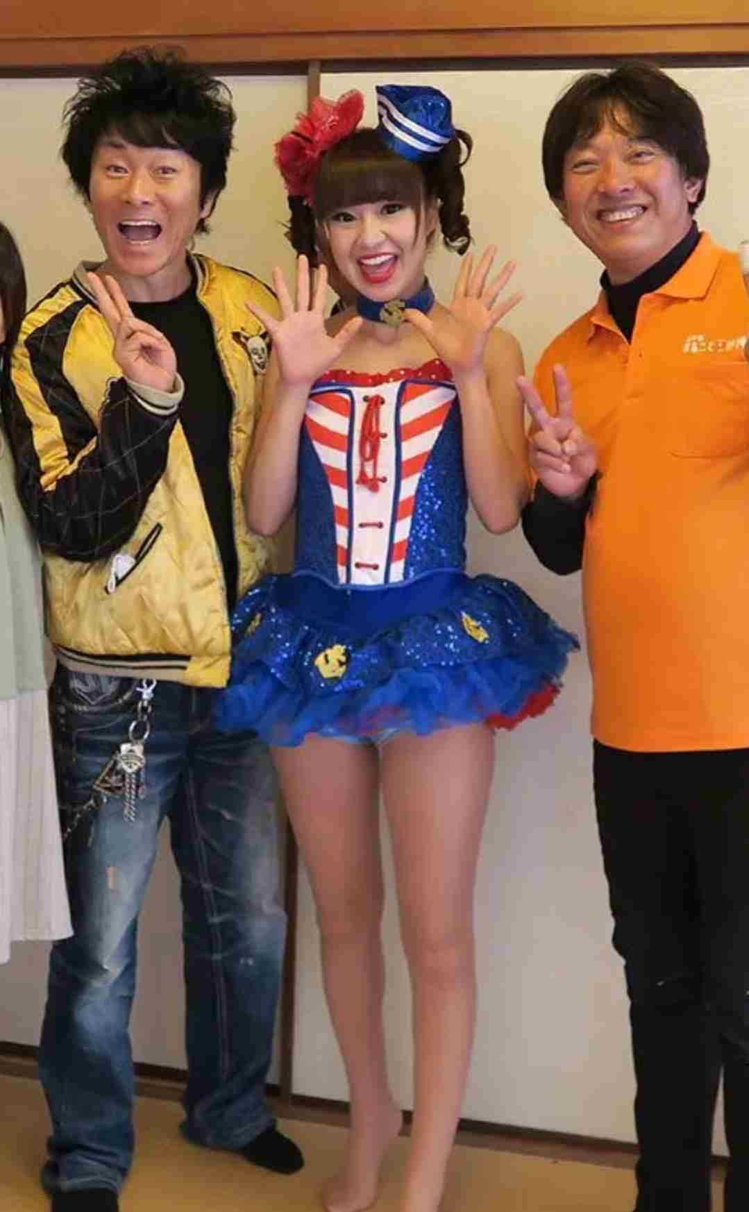 「この脚の綺麗さは異常」NiziUと並んだ56歳にネット驚愕「スタイル良すぎ」「関西の誇り」